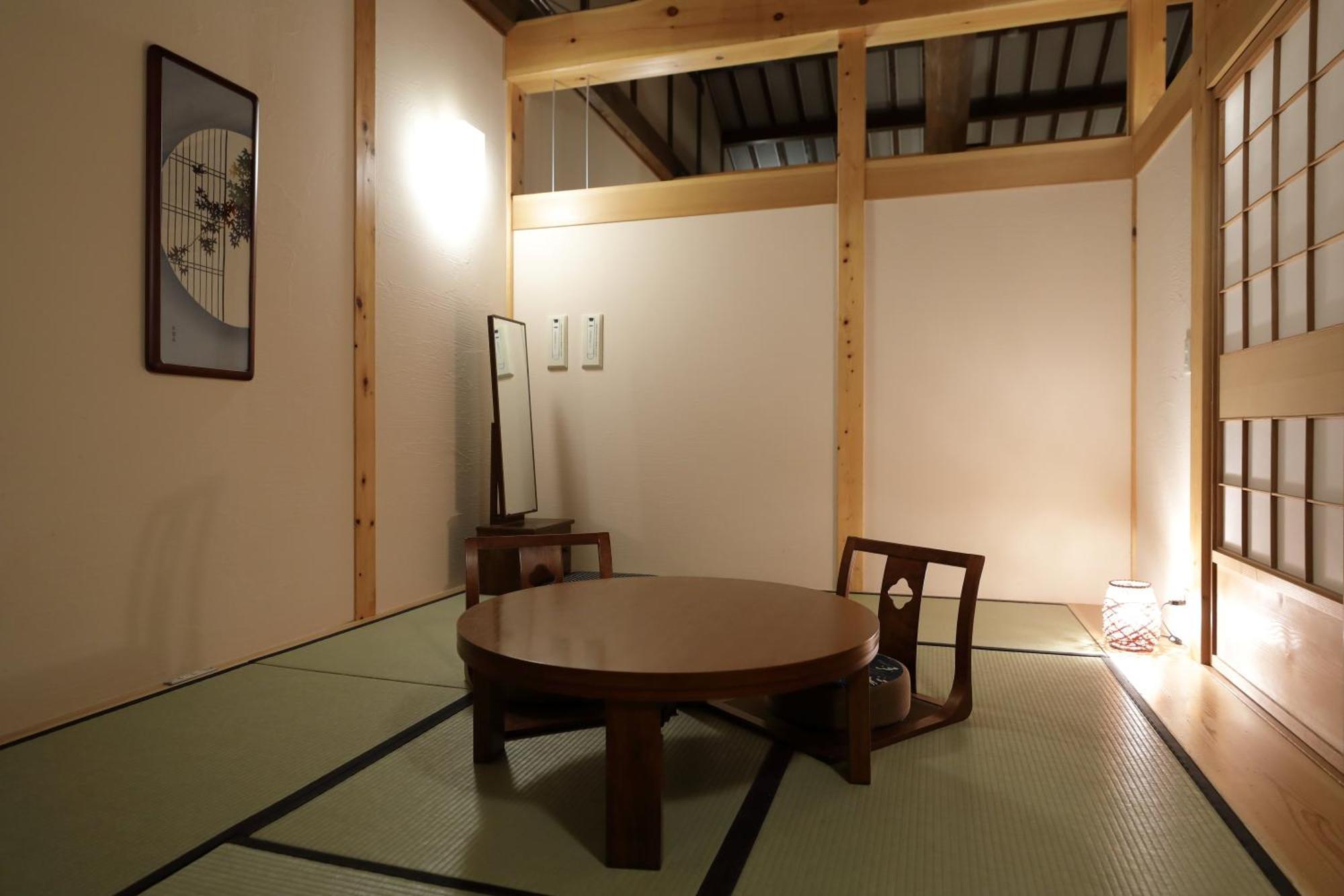 Miyama Ouan Kyoritsu Resort Takayama  Luaran gambar A traditional Japanese room with a table and a chair