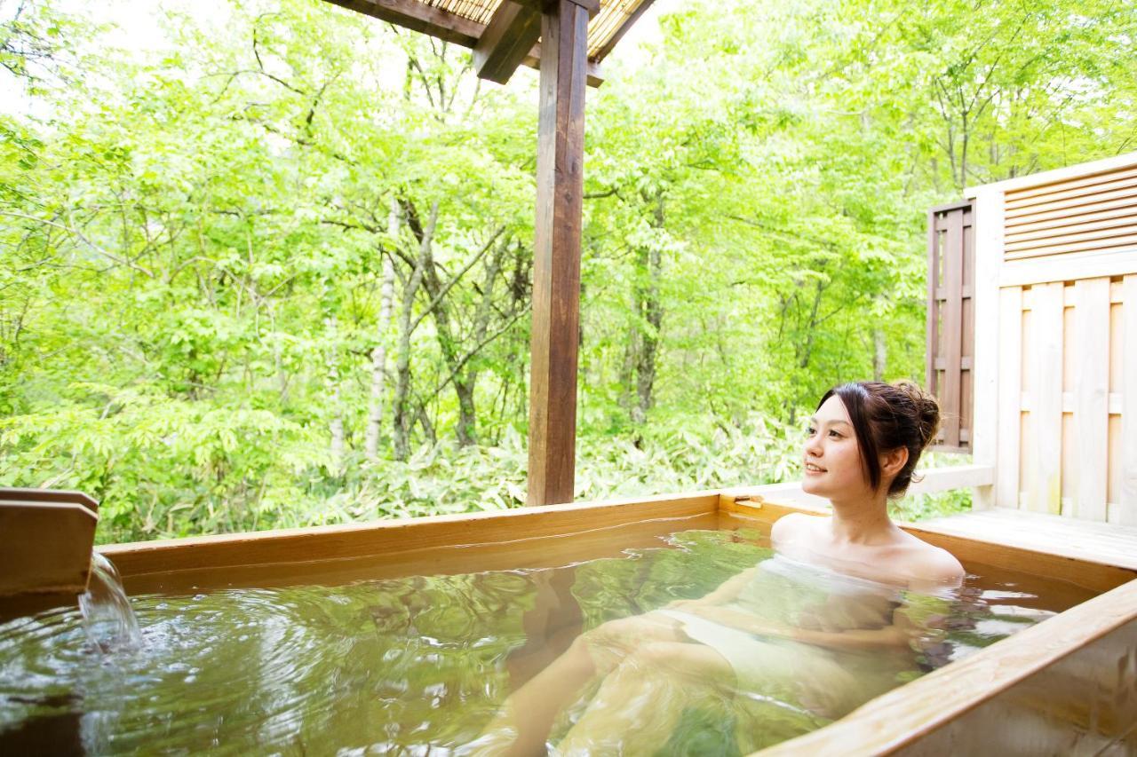 Miyama Ouan Kyoritsu Resort Takayama  Luaran gambar A woman bathing in a hot spring